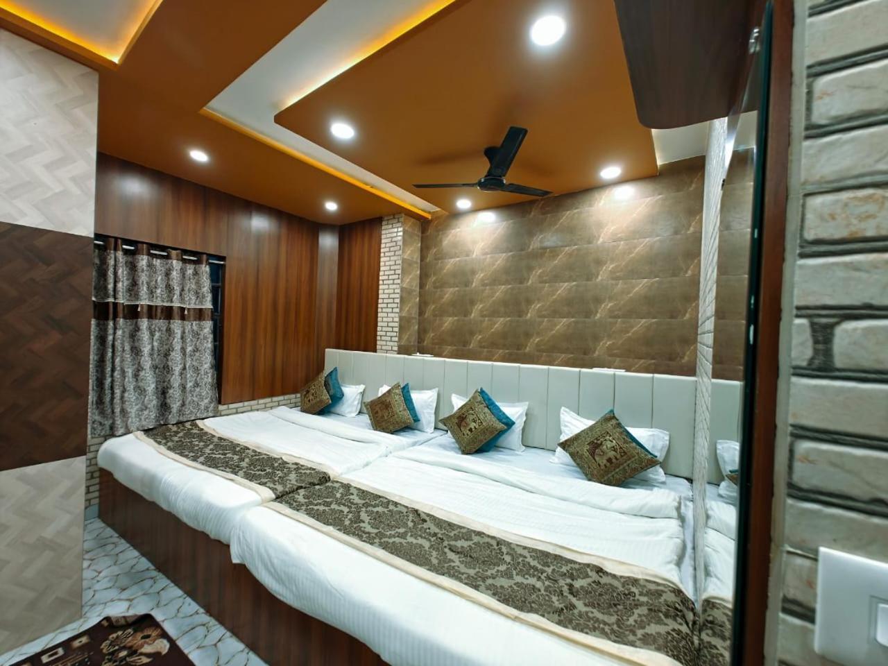 Shri Kailash Pati Guest House- Opposite Kashi Vishwanath Temple Varanasi Ngoại thất bức ảnh